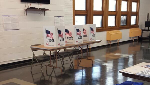 Voting booths in Cleveland Heights, Ohio, for the general election held on November 3, 2015. © 2015 Tim Evanson (CC BY-SA 2.0)